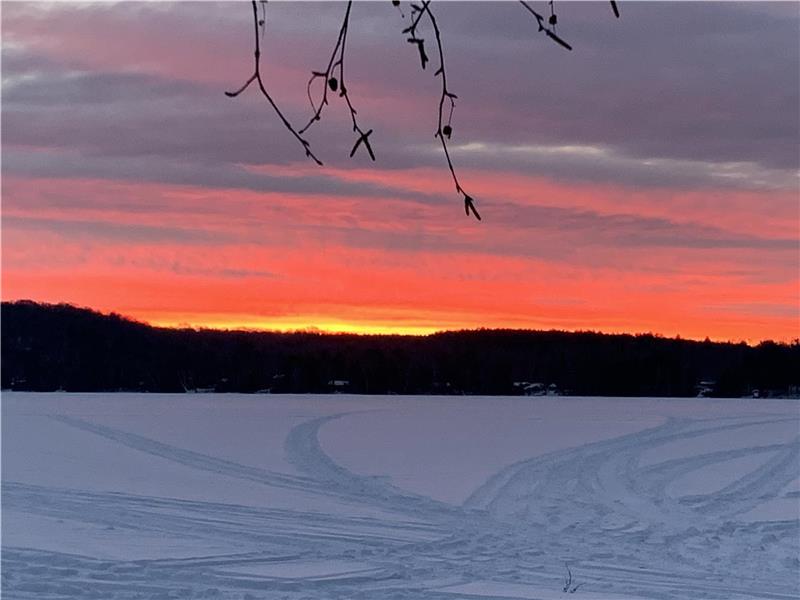 Waters Edge Cottage on Eagle Lake South River Cottage Rental DI