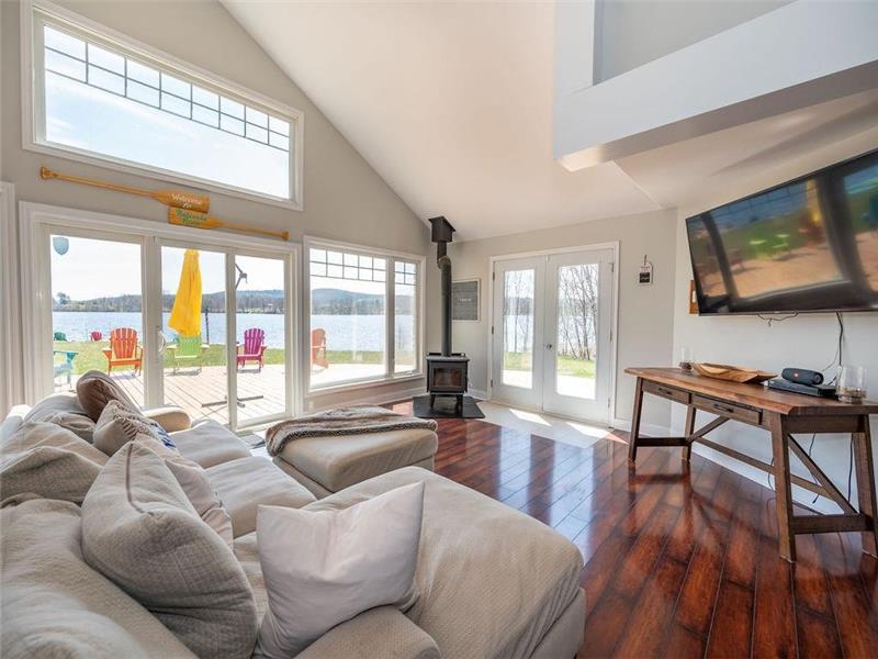 Barry's Bay's Bellevue Acre Barrys Bay Cottage Rental DI34578 CottagesInCanada