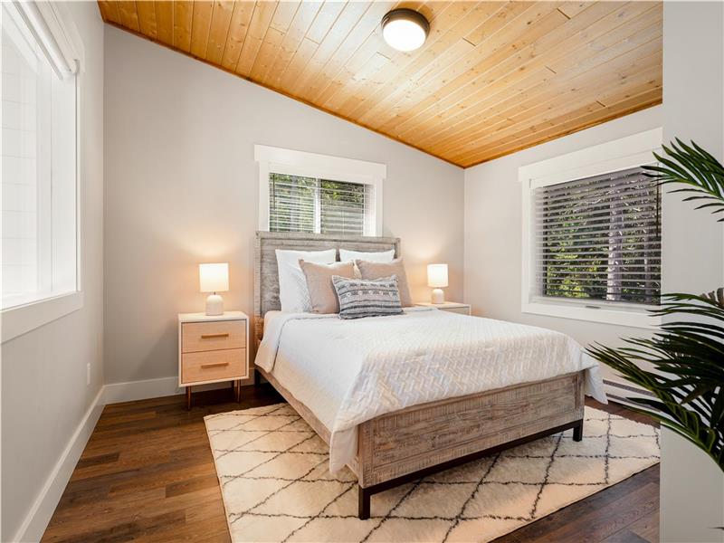 Selena Lakehouse Luxury Lakefront Sprucedale Cottage Rental DI