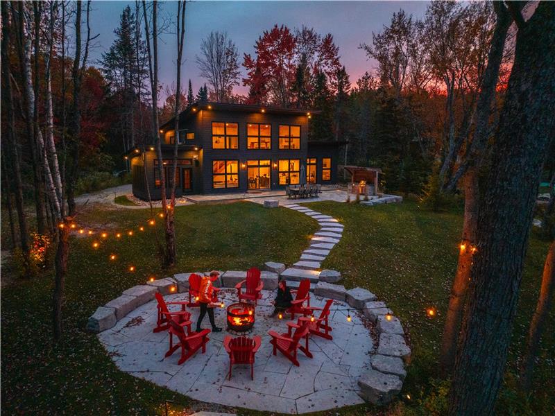 Selena Lakehouse - Luxury Lakefront Muskoka Cottage 4 bedroom / Sauna