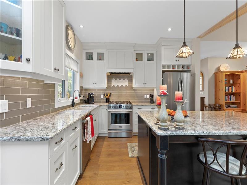 Stunning Luxury Muskoka Lakefront Mactier Cottage Rental PL34680