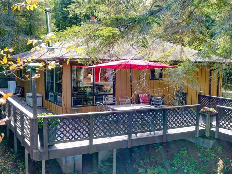 Beautiful Waterfront Cottage Rental Coe Hill Cottage Rental DI34767 CottagesInCanada