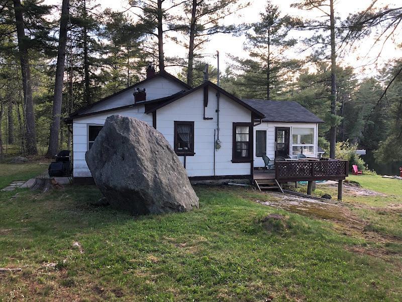 Waterfront cottage on quiet Little Parry Sound Cottage Rental PL
