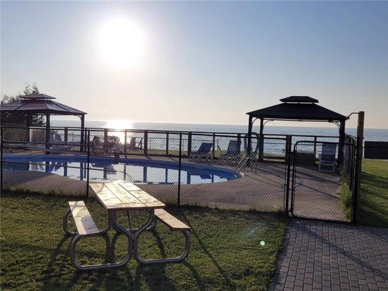 Wasaga Beachfront Cottage & Pool! Wasaga Beach Cottage Rental GL