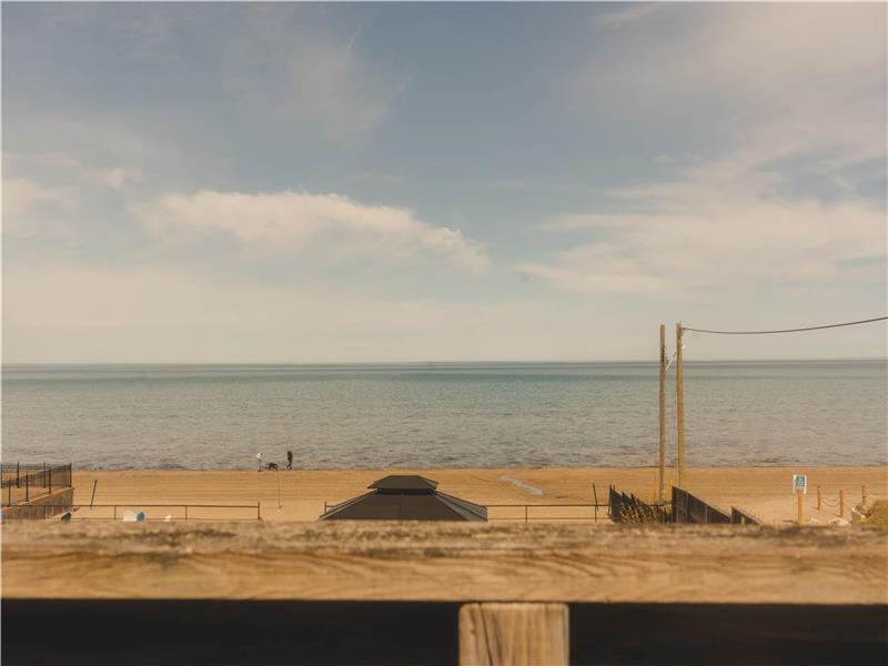 Wasaga Beachfront Cottage & Pool! Wasaga Beach Cottage Rental GL34981 CottagesInCanada