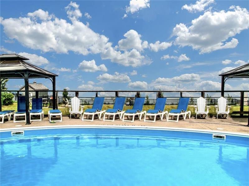 Wasaga Beachfront Cottage & Pool! Wasaga Beach Cottage Rental GL34981 CottagesInCanada
