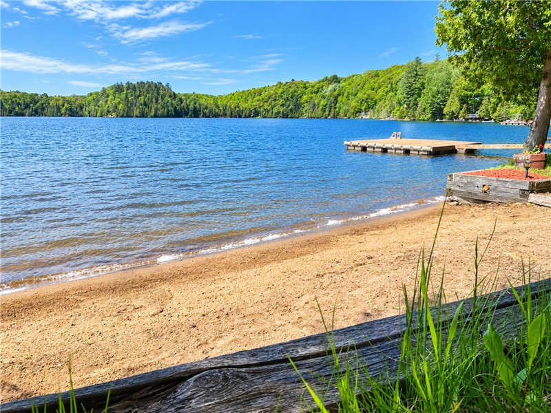Dreamy Family Oasis~200 ft. Clean Water Front Cottage with 6BR, Private Sandy Beach, Shallow Entry