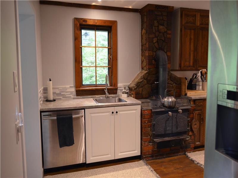 Carver's Cottage A Magical Canim Lake Cottage Rental GL35124