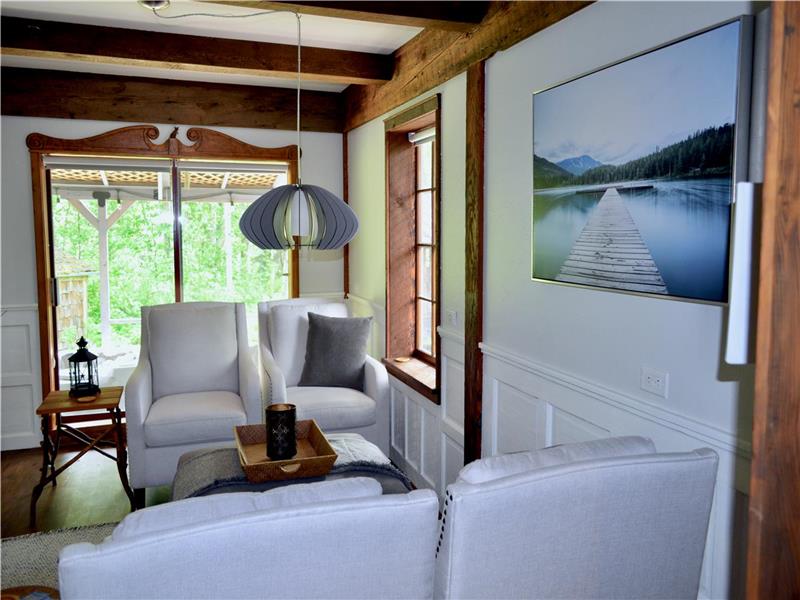 Carver's Cottage A Magical Canim Lake Cottage Rental GL35124