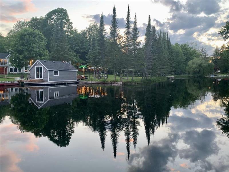 Enchanting 3 bedroom river front Bobcaygeon Cottage Rental PL35190