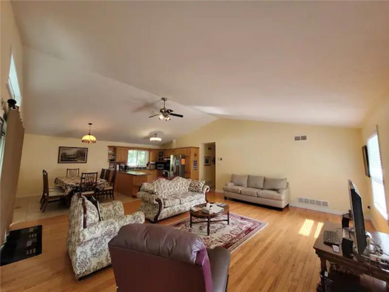 5 BEDROOM COTTAGE, POOL&PING PONG Wasaga Beach Cottage Rental DI35304 CottagesInCanada