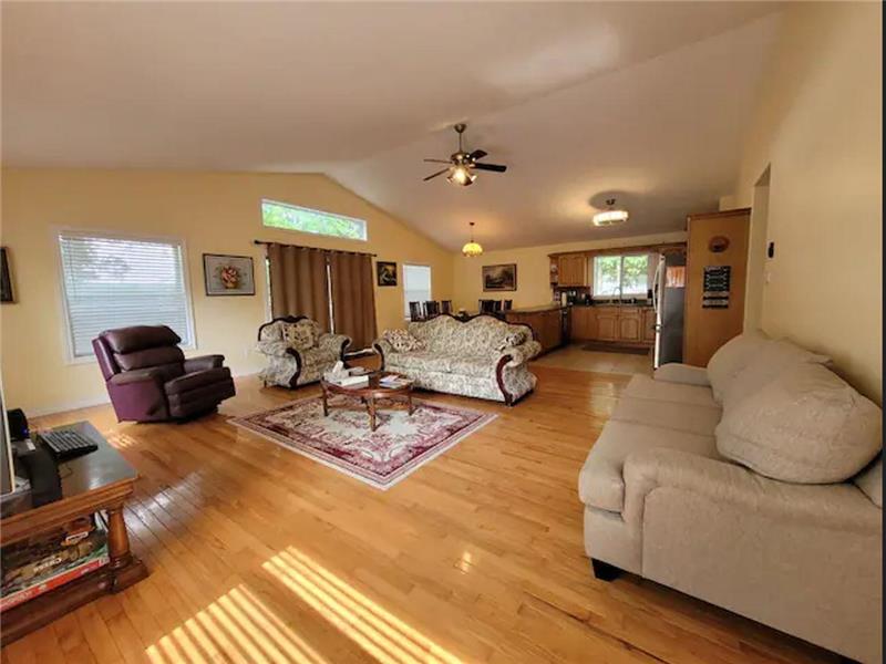 5 BEDROOM COTTAGE, POOL&PING PONG Wasaga Beach Cottage Rental DI35304 CottagesInCanada