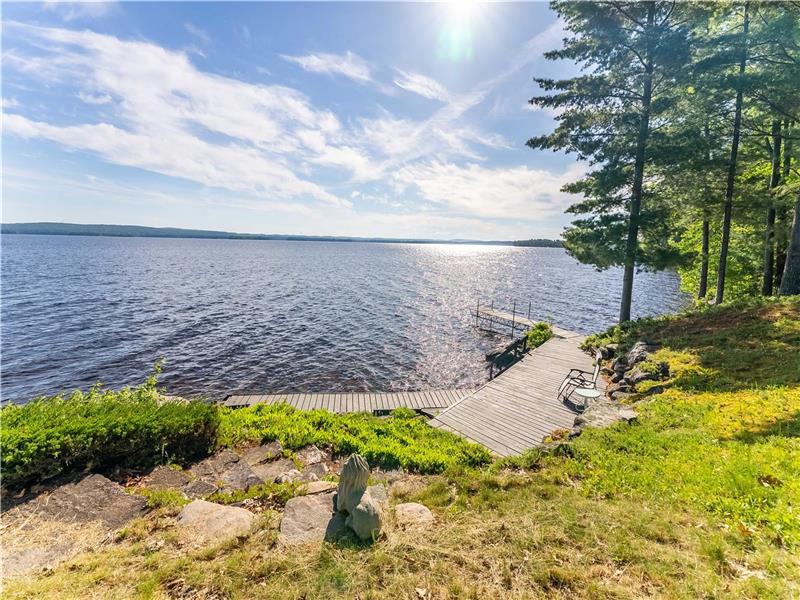 LAKEFRONT SERENITY ON COVETED ROUND Round Lake Centre Cottage Rental