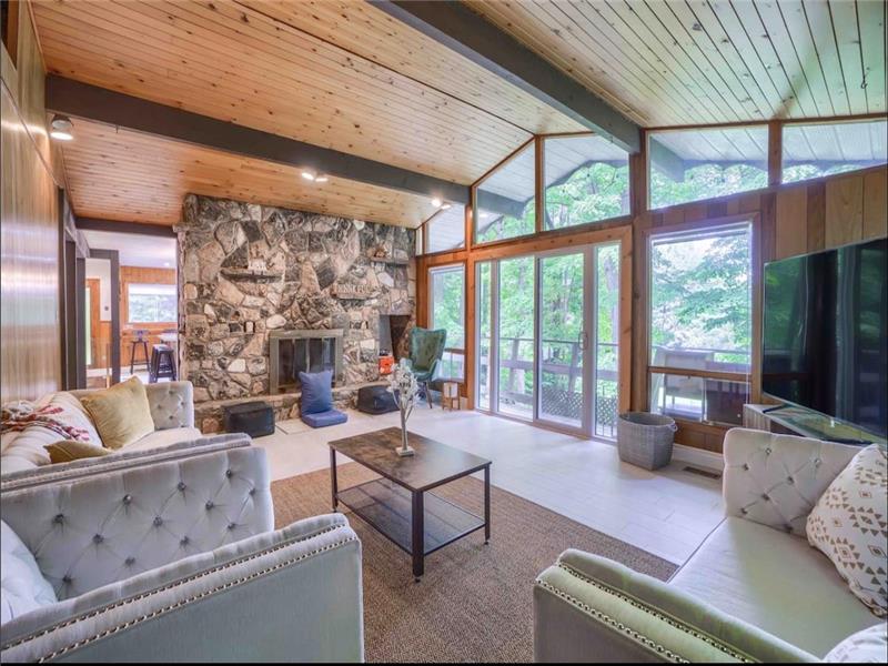 Luxury kawartha lake cottage, 5 Coboconk Cottage Rental GL35643 CottagesInCanada