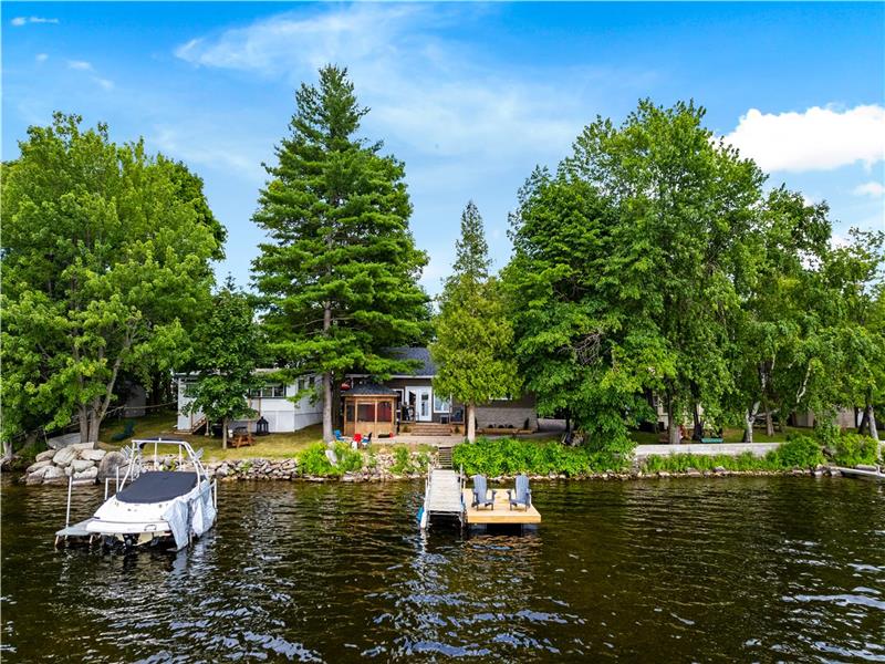 Waterfront 4 bedroom family cottage Carleton Place Cottage Rental