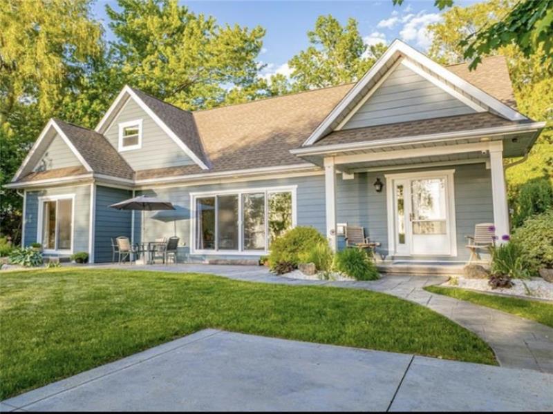 Sunview Lakehouse, Waterfront, Grand Bend Cottage Rental GL35695