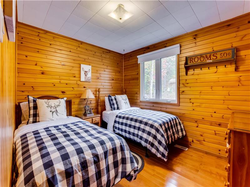 Pine Lodge on Danford Lake, sandy Kazabazua / Danford Lake Cottage