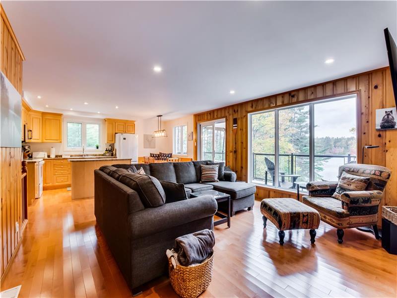 Pine Lodge on Danford Lake, sandy Kazabazua / Danford Lake Cottage