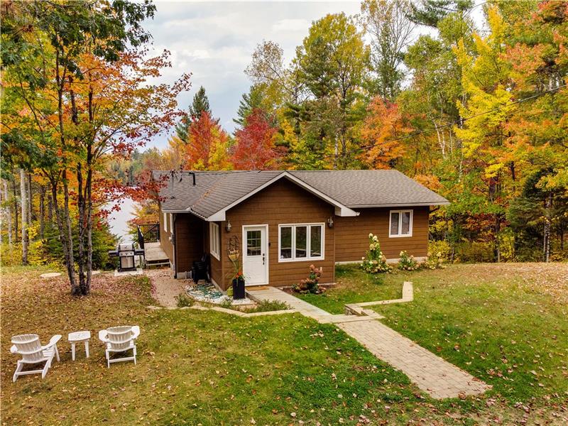 Pine Lodge on Danford Lake, sandy Kazabazua / Danford Lake Cottage
