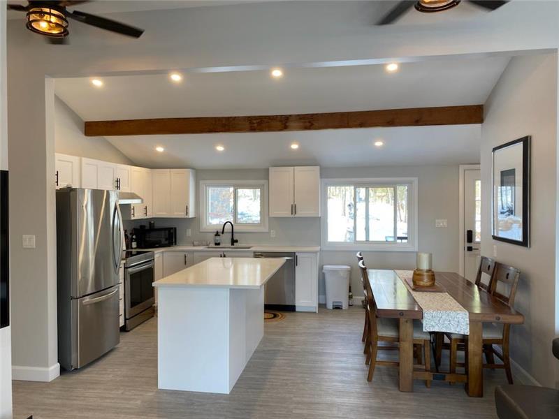 MODERN WATERFRONT CRANBERRY LAKE Seeleys Bay Cottage Rental PL