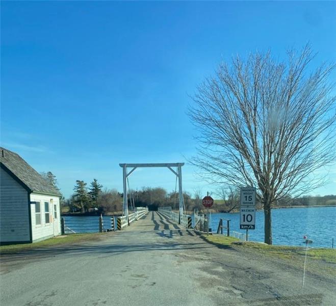 MODERN WATERFRONT CRANBERRY LAKE Seeleys Bay Cottage Rental PL