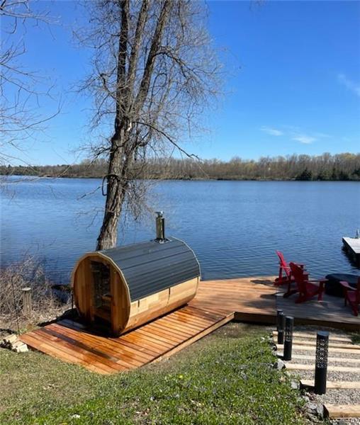 MODERN WATERFRONT CRANBERRY LAKE Seeleys Bay Cottage Rental PL