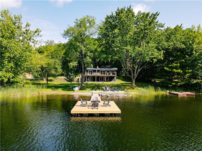 Beautiful Waterfront 4 Season Lake Haliburton Cottage Rental PL