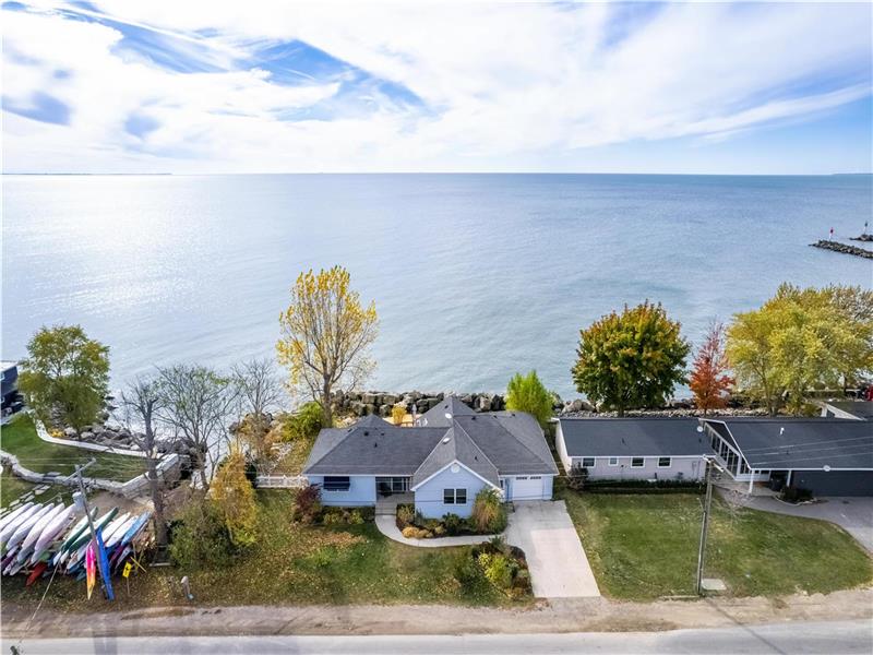 Waterfront Bungalow on Point Pelee Leamington Cottage Rental GL