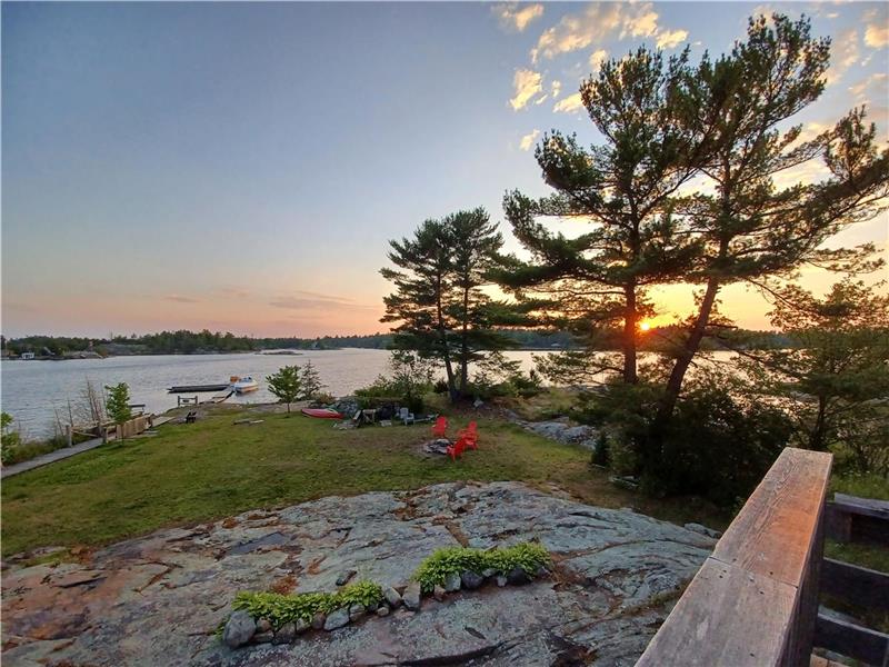 Quiet Wilderness Paradise, Clean Honey Harbour Cottage Rental GL