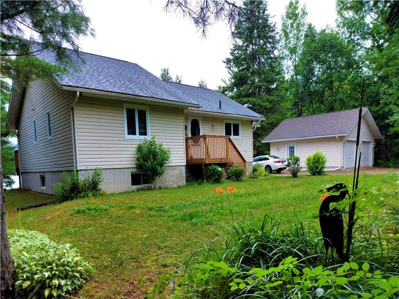 Lakefront Getaway Cottage in Haliburton Cottage Rental DI36534