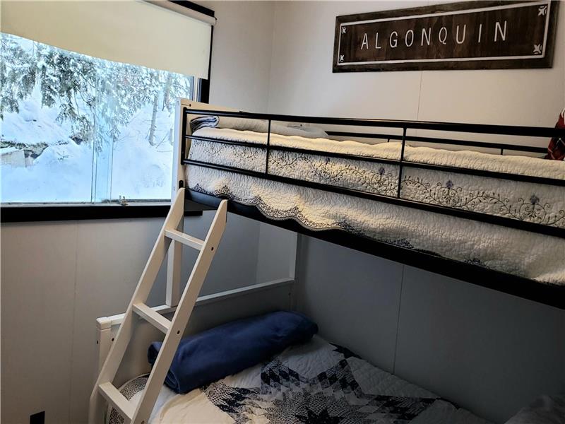 The Dorset Den Lake of Bays Dorset Cottage Rental GL36683