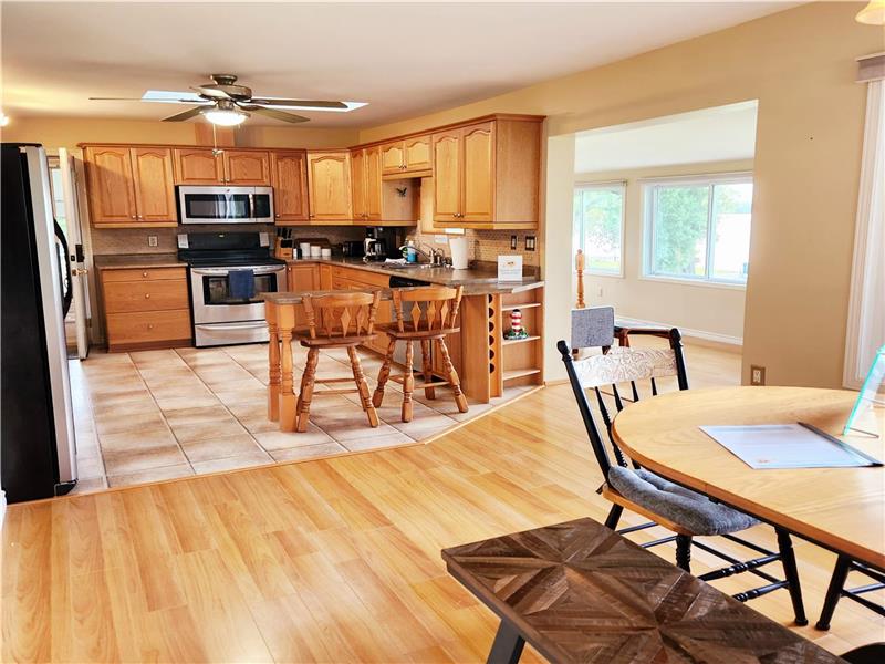 Hay Bay Lakehouse 80' private Napanee Cottage Rental PL36713