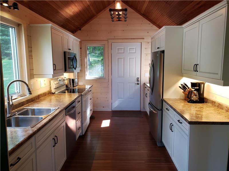 Sunny Private Beach Katrine Cottage Rental DI37040 CottagesInCanada