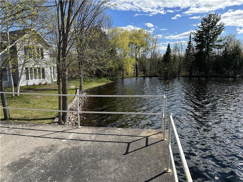 The Sunset Lake House Rideau Ferry Cottage Rental DI37062