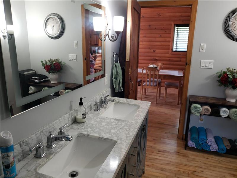 Sunshine Retreat Lake House Selkirk Cottage Rental DI37120