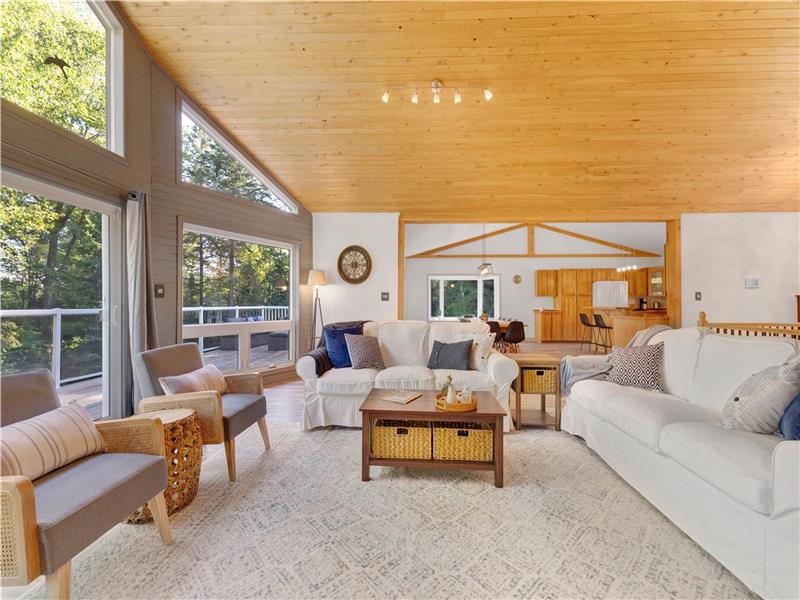 Large 5bed 4bath Lakefront home in Bancroft Cottage Rental PL37128