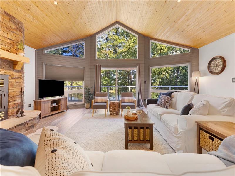 Large 5bed 4bath Lakefront home in Bancroft Cottage Rental PL37128