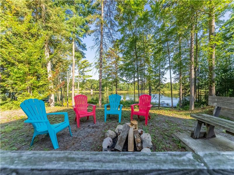 Large 5bed 4bath Lakefront home in Bancroft Cottage Rental PL37128