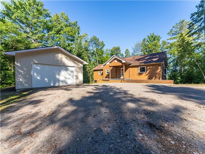 Large 5bed 4bath Lakefront home in Bancroft Cottage Rental PL37128