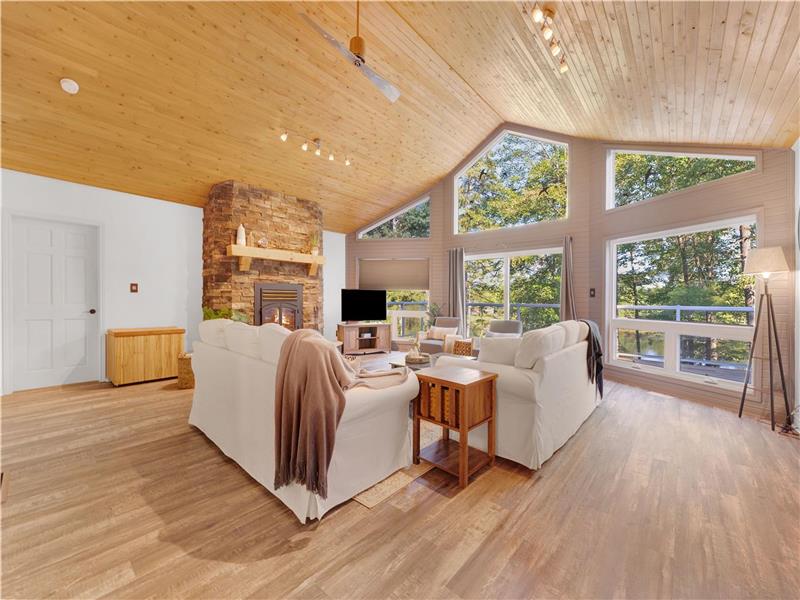 Large 5bed 4bath Lakefront home in Bancroft Cottage Rental PL37128