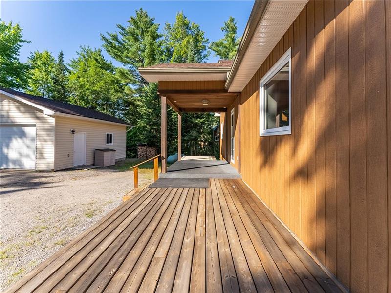 Large 5bed 4bath Lakefront home in Bancroft Cottage Rental PL37128