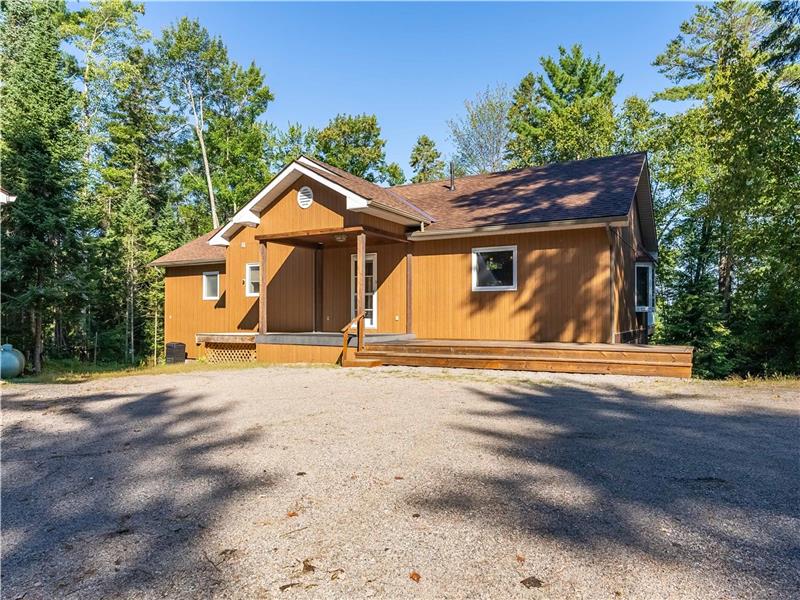 Large 5bed 4bath Lakefront home in Bancroft Cottage Rental PL37128