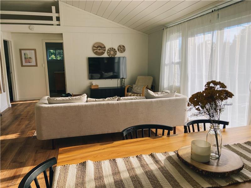 Riverside Paradise Modern Bobcaygeon Cottage Rental DI37197