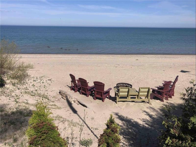 Summer Shores, Quaint Lakefront Kincardine Cottage Rental DI37499 CottagesInCanada