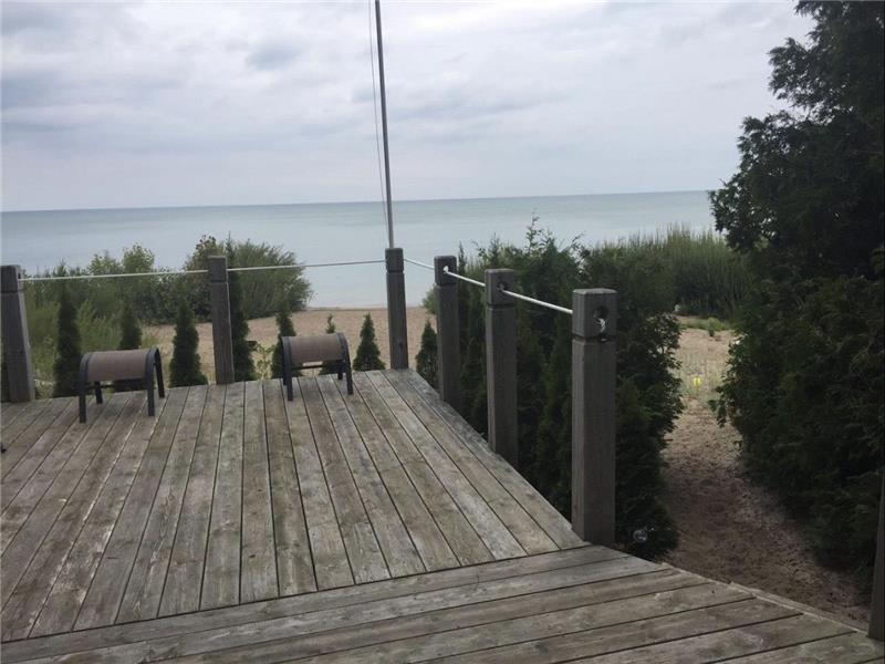 Summer Shores, Quaint Lakefront Kincardine Cottage Rental DI37499