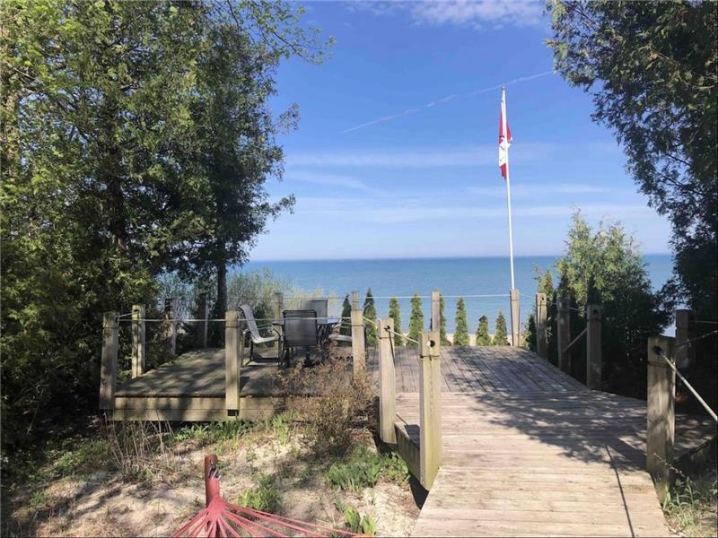 Summer Shores, Quaint Lakefront Kincardine Cottage Rental DI37499