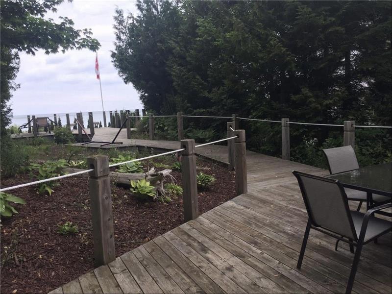 Summer Shores, Quaint Lakefront Kincardine Cottage Rental DI37499