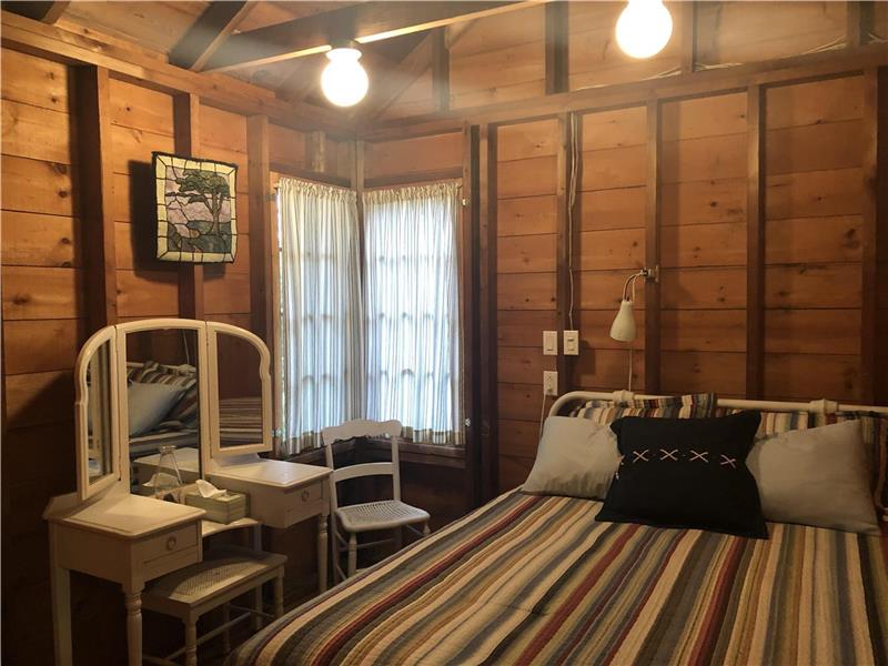 Summer Shores, Quaint Lakefront Kincardine Cottage Rental DI37499