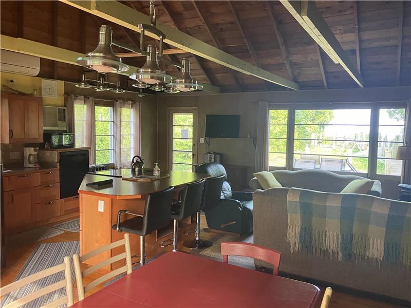 Summer Shores, Quaint Lakefront Kincardine Cottage Rental DI37499