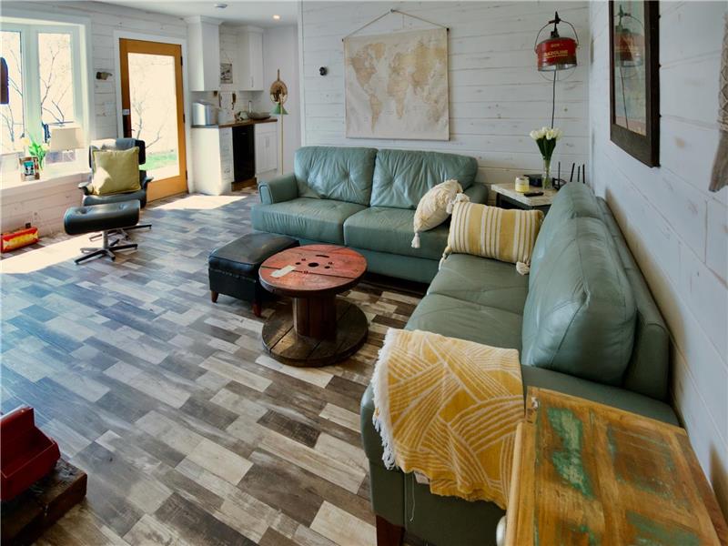 Elliott's Anchor... Lakefront Grand Bend Cottage Rental PL37728